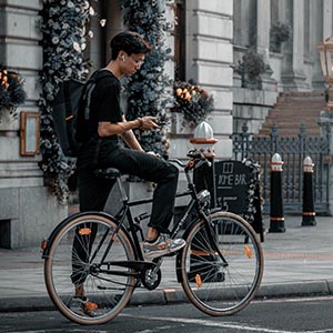 Niño en la ciudad en una bicicleta de ciudad